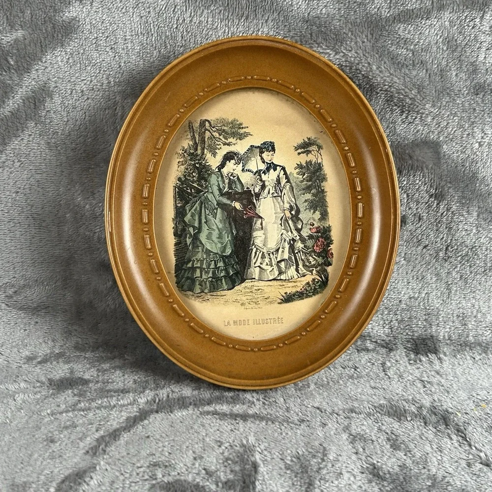 Vintage Oval Framed Le Mode Print Small Size Plastic Resin Frame 50s ? Retro